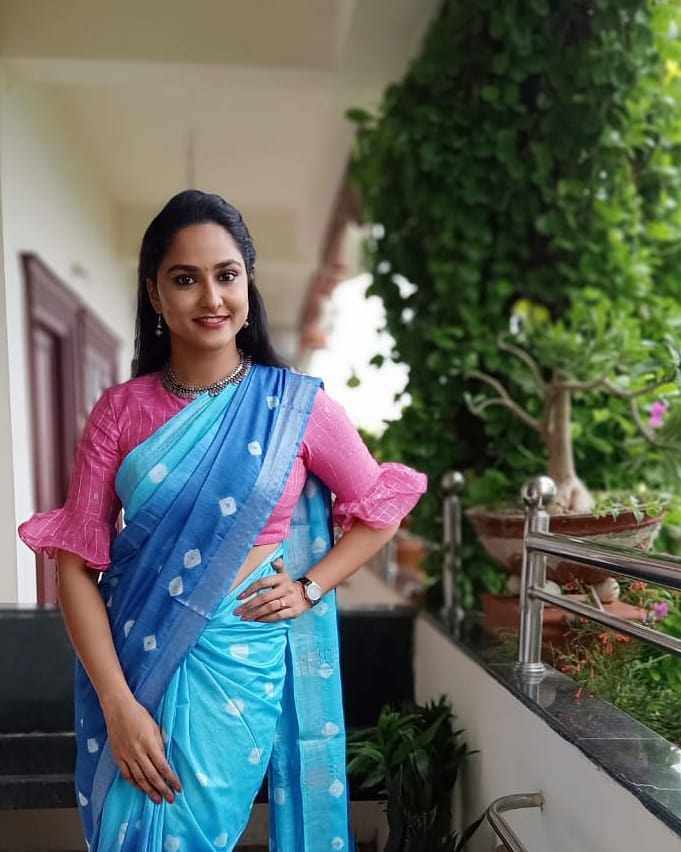 ZEE TELUGU TV ANCHOR KASI ANNAPURNA IN BLUE SAREE BLOUSE 3